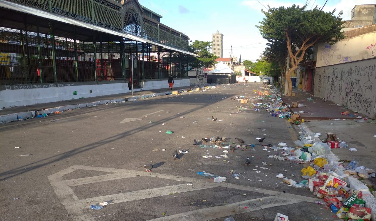 Entorno do Mercado dos Pinhões antes da limpeza